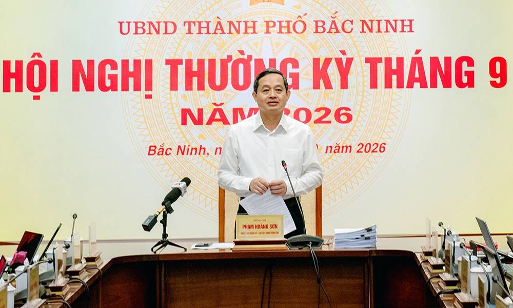 Chủ tịch UBND thành phố Bắc Ninh Phạm Hoàng Sơn phát biểu chỉ đạo tại hội nghị.