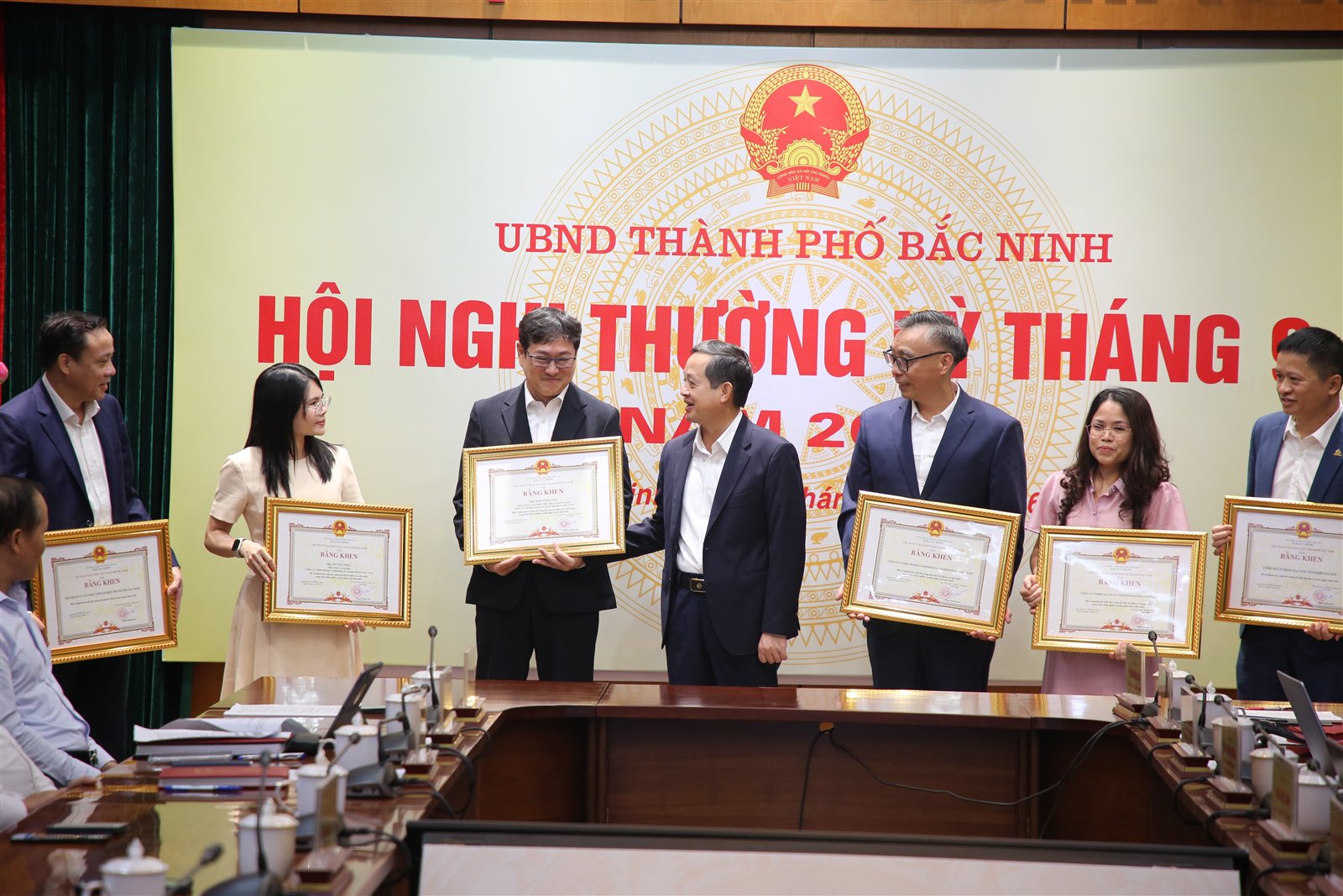 Chủ tịch UBND thành phố Phạm Hoàng Sơn chúc mừng, trao đổi với ông Kim Yong Sup, Phó Tổng Giám đốc phụ trách Đối ngoại, Công ty TNHH Samsung Electronics Việt Nam.