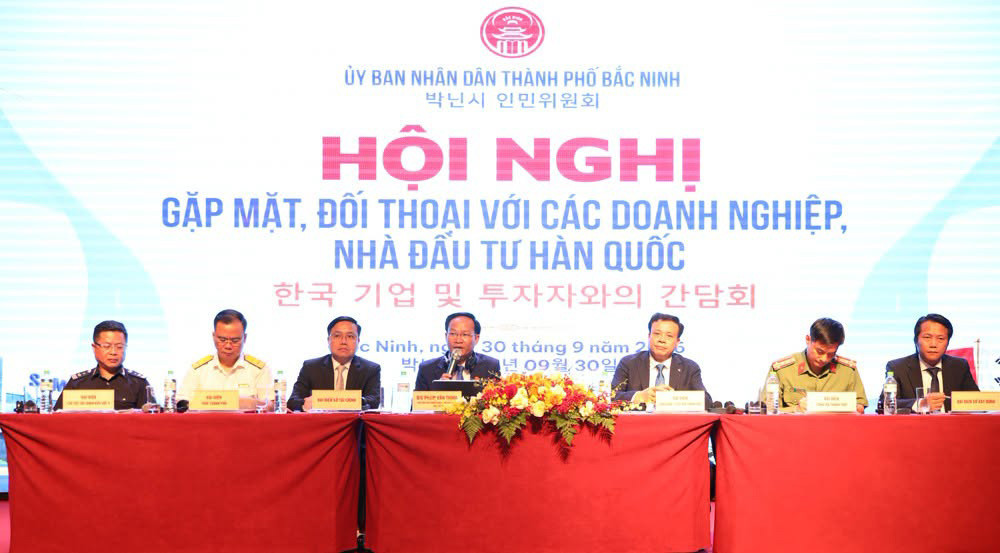 Phó Chủ tịch UBND thành phố Bắc Ninh Phạm Văn Thịnh (giữa ảnh) chủ trì phiên đối thoại với các doanh nghiệp Hàn Quốc.