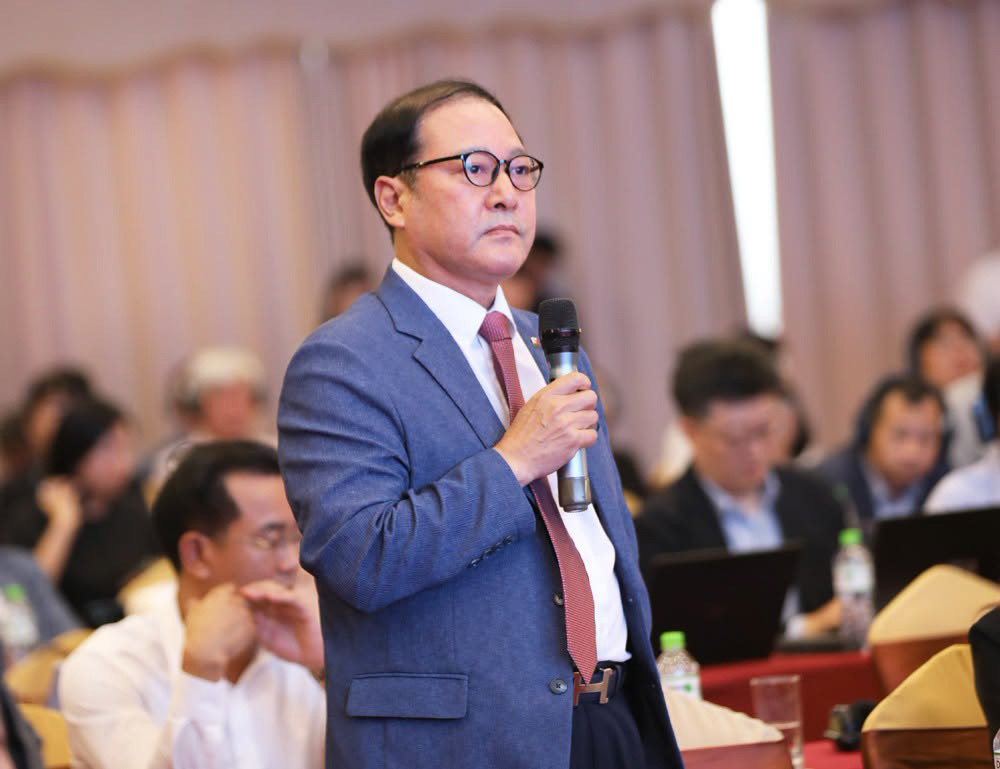 Đại diện doanh nghiệp Hàn Quốc nêu ý kiến tại hội nghị đối thoại.